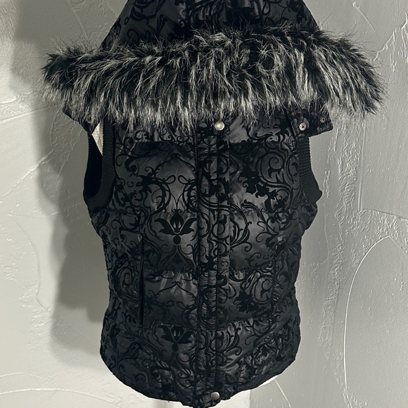 Daytrip Black Floral Women's Vest with Fur Trim - Picture 7 of 12